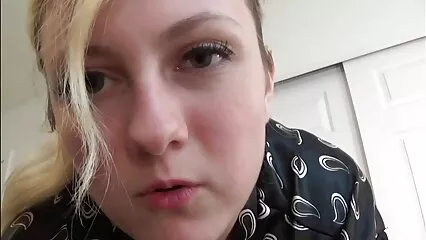 بہت مختصر شارٹس میں ایک بہت بڑا مال کے ساتھ موہک فیلم سوپر دزدان دریایی brunette.